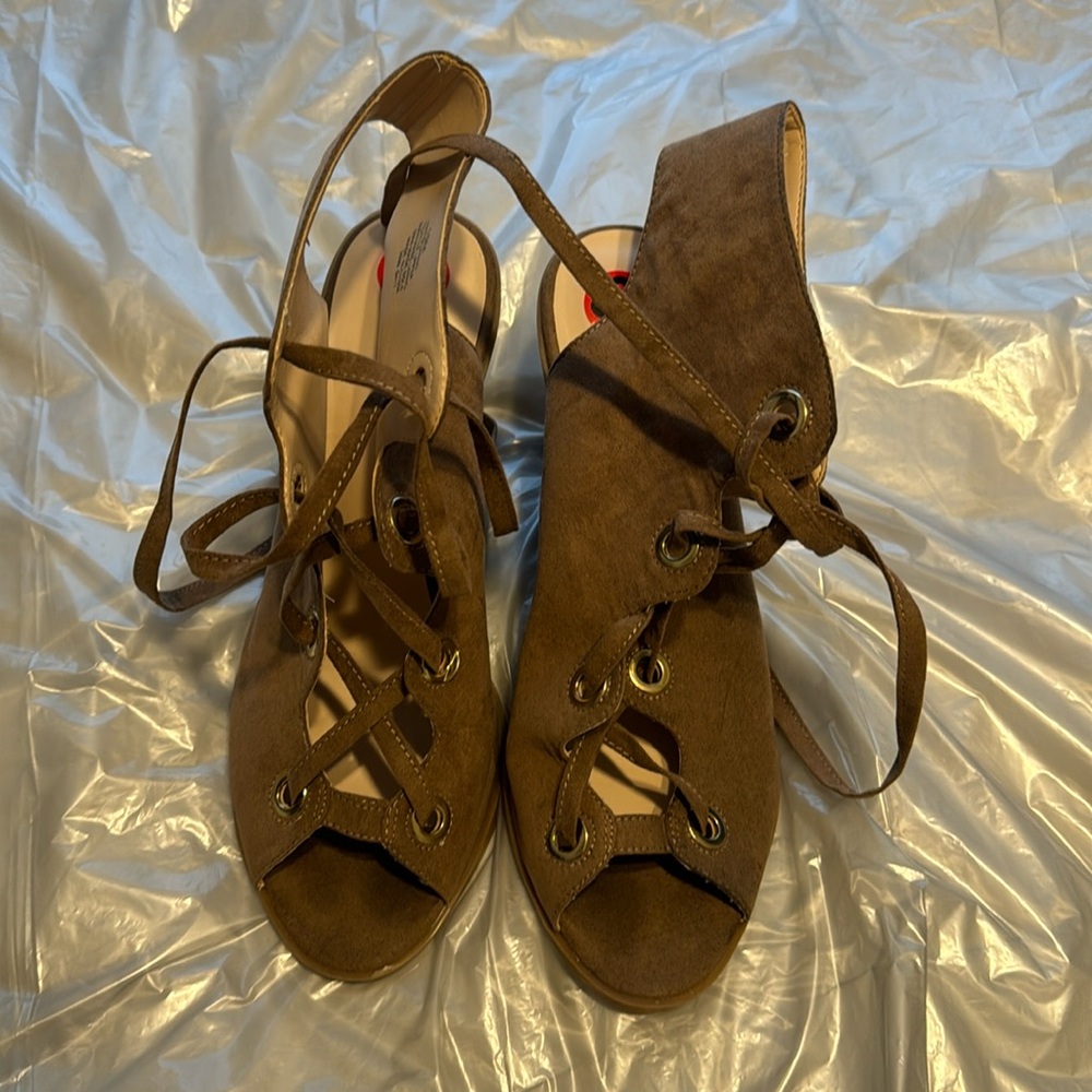 Women’s 10 lace up shoes
